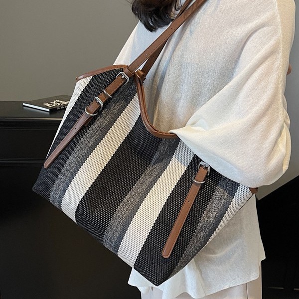 Simple and large-capacity single-shoulder bag for women's casual commuting tote bag, fashionable and versatile, new design sense bag for autumn and winter full figure