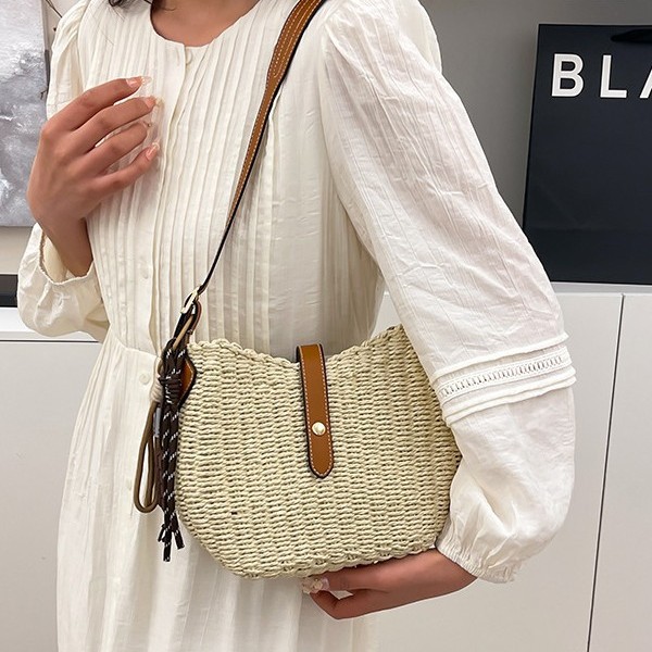 A versatile casual straw woven bag for women in summer, a new single-shoulder hand-carry fashionable straw woven bag, a fashionable crossbody rattan woven bag details Picture
