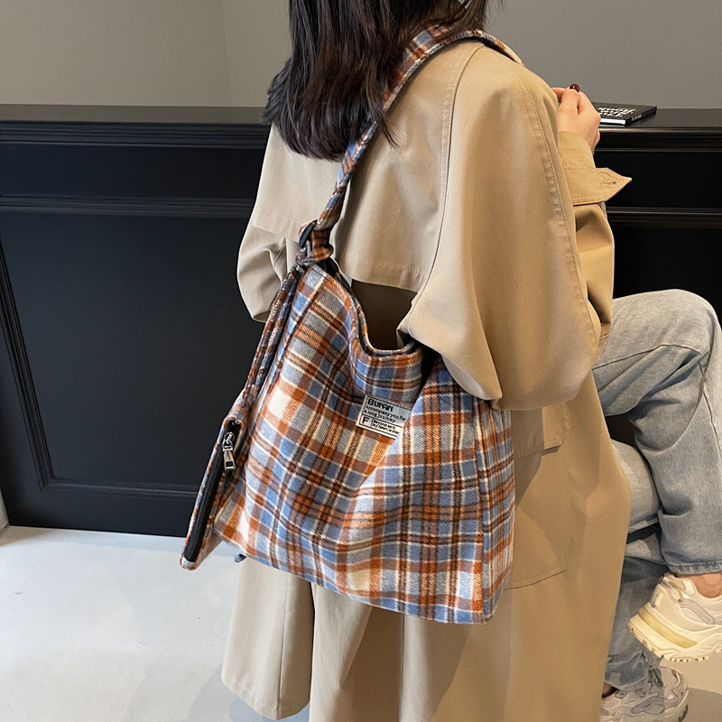 Artistic checkered large-capacity bag for women, 2024 new Korean version tote bag, student schoolbag, single-shoulder crossbody bag details Picture