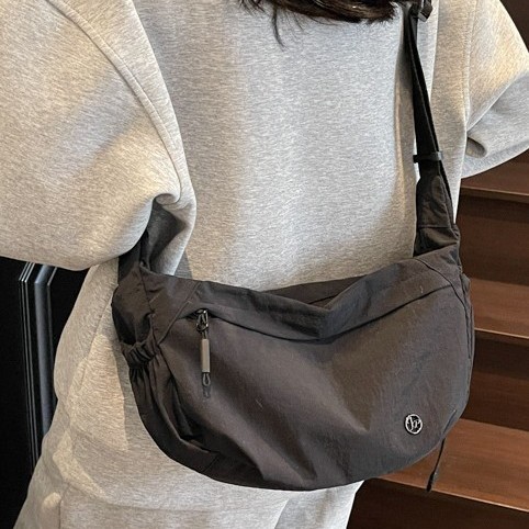 A new lightweight crossbody bag with a large capacity nylon bag for women, a casual and sporty dumpling bag for commuting to work Specification drawing