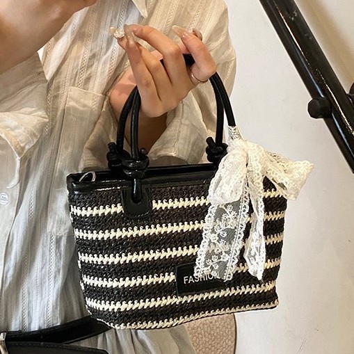 Fashionable woven handbag for women, 2025 new crossbody bag, niche design, single-shoulder bag, stylish straw woven bucket bag Application Scenario
