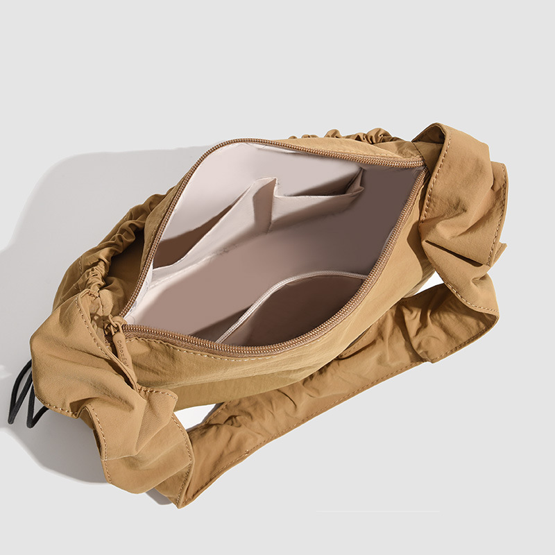 Retro-style fairy pleated cloud underarm bag, Korean Instagram simple and versatile single-shoulder bag, and a niche girl's crossbody bag Application Scenario