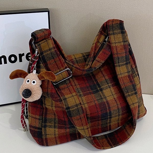 The new large-capacity tote bag is a versatile and simple checkered pattern autumn and winter laid-back style single-shoulder bag, a retro and casual bag details Picture