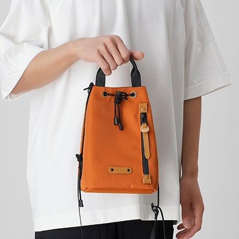 This is a new Spring/Summer 2025 stylish, high-end, and niche multi-color bucket bag for both men and women. It is a versatile and fashionable backpack Application Scenario