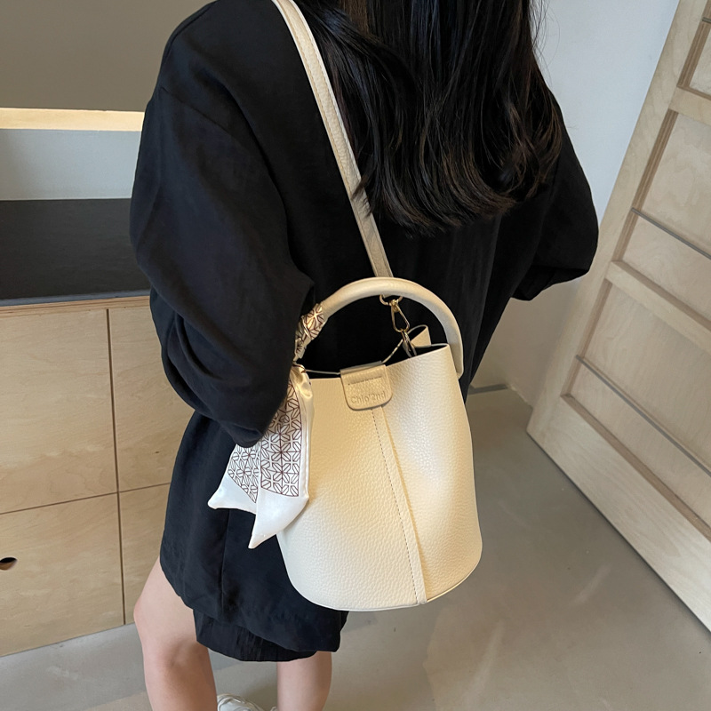 Hand-held bucket bag, a trendy 2024 new style, INS style, underarm bag, single-shoulder bag, casual solid color crossbody bag Application Scenario
