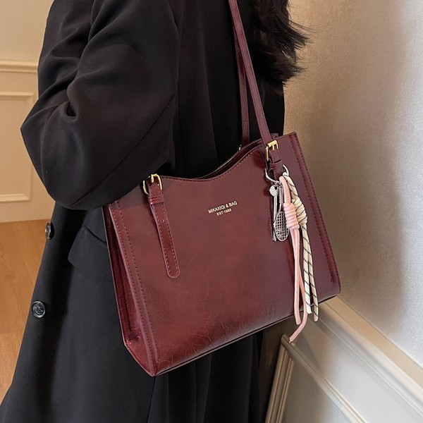 Autumn and winter high-end women's bag, large-capacity single-shoulder tote bag, 2024 new design sense single-shoulder armpit bag Application Scenario