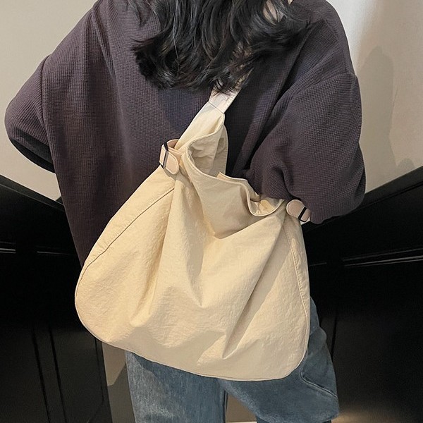 This Korean niche casual and simple tote bag exudes a feminine charm and is a lightweight nylon large-capacity single-shoulder bag for commuting Application Scenario