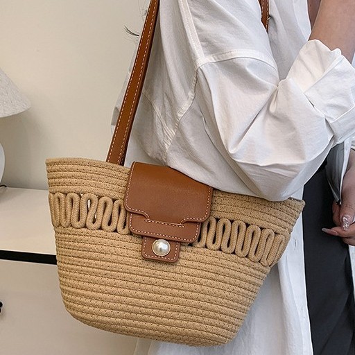 This year, French straw woven bags, casual woven bags, beach bags, and niche retro country-style handbags are all in fashion details Picture