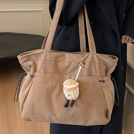 The 2024 new Tote bag is a stylish, simple, casual and versatile velvet autumn and winter fashion tote bag with large capacity Application Scenario