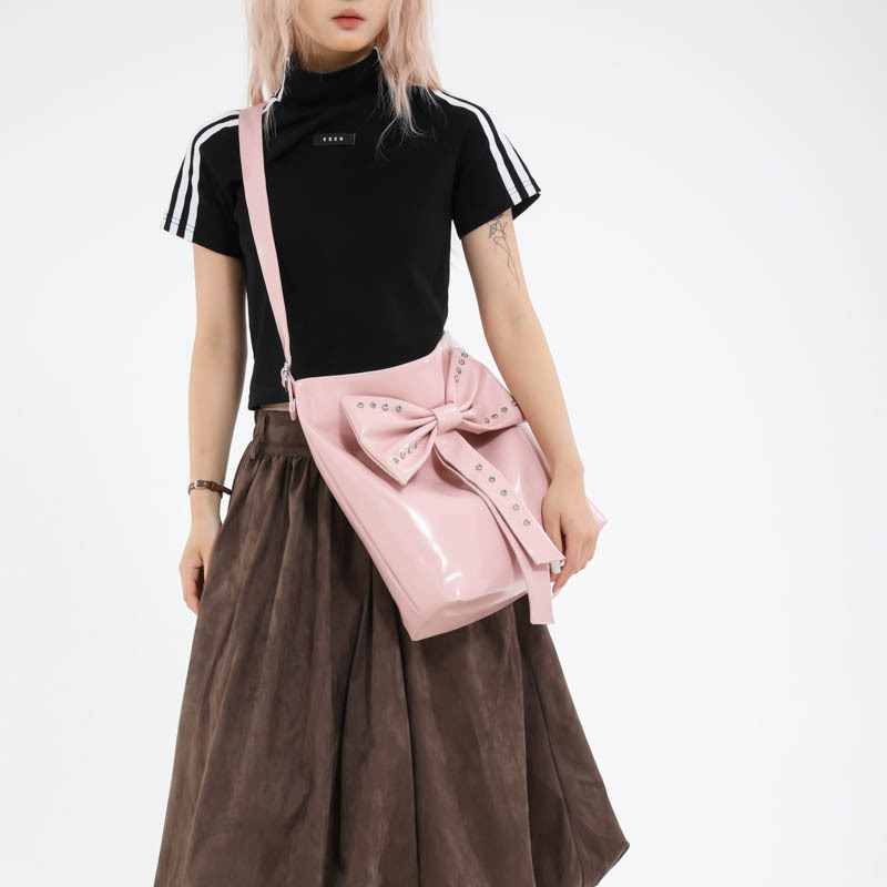 Cross-border Korean version underarm bag 2025 Summer new women's bag, bow handbag, fashionable single-shoulder bag, riveted crossbody bag Application Scenario