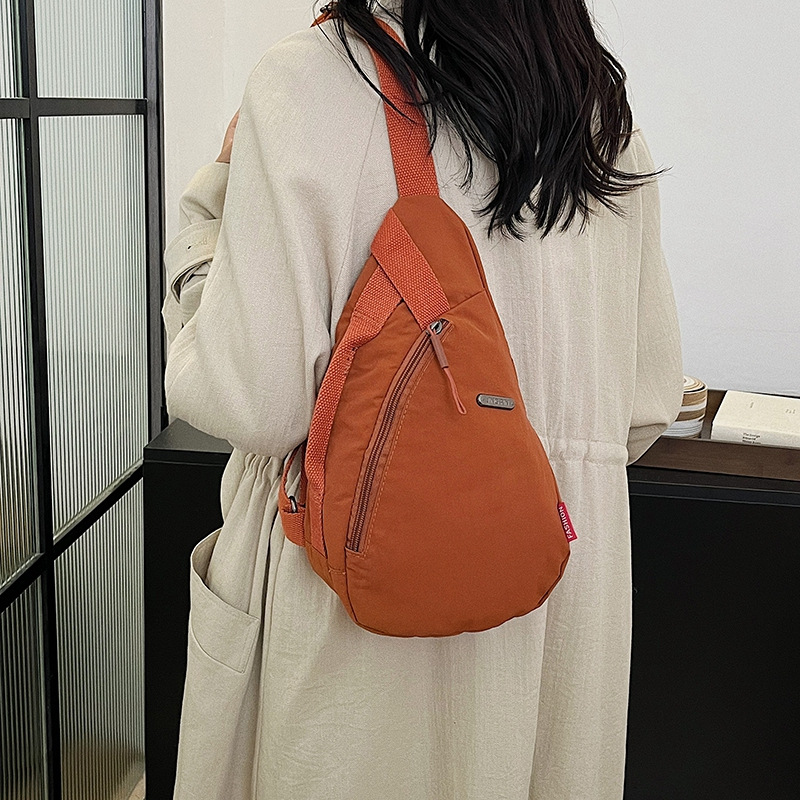 This Japanese-style simple nylon crossbody bag is a large-capacity sportswear and casual chest bag for women. When commuting, you can pair it with a shoulder bag details Picture