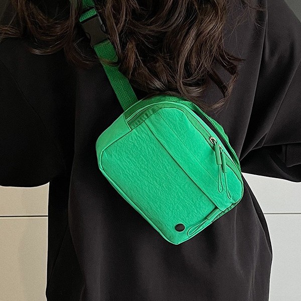 A new stylish solid-color versatile waist bag, a casual and lightweight nylon single-shoulder crossbody small square bag for going out, and a small shoulder bag for mobile phones Specification drawing
