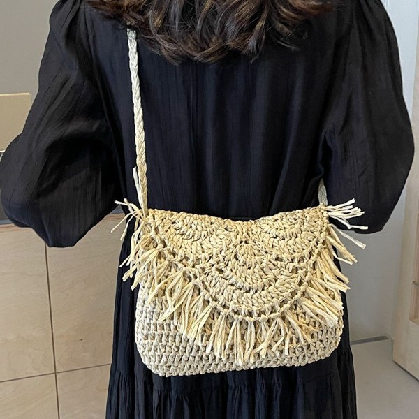 Cross-border Korean-style fringed straw woven bag, fashionable hook flower large flip cover hand-woven bag, casual women's bag, beach bag for women full figure