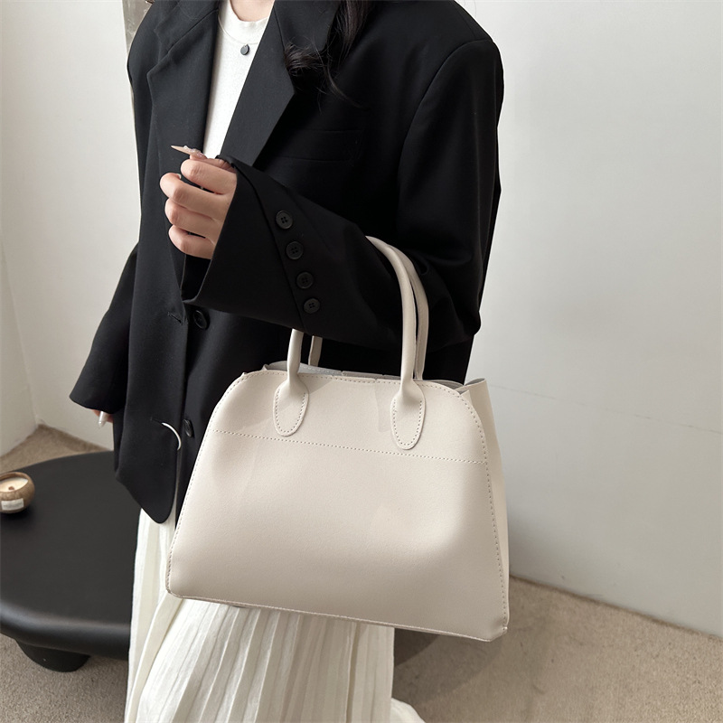 A new, stylish and casual tote bag for women in 2025, featuring a retro and popular style from Europe and America. It's a versatile single-shoulder bag details Picture