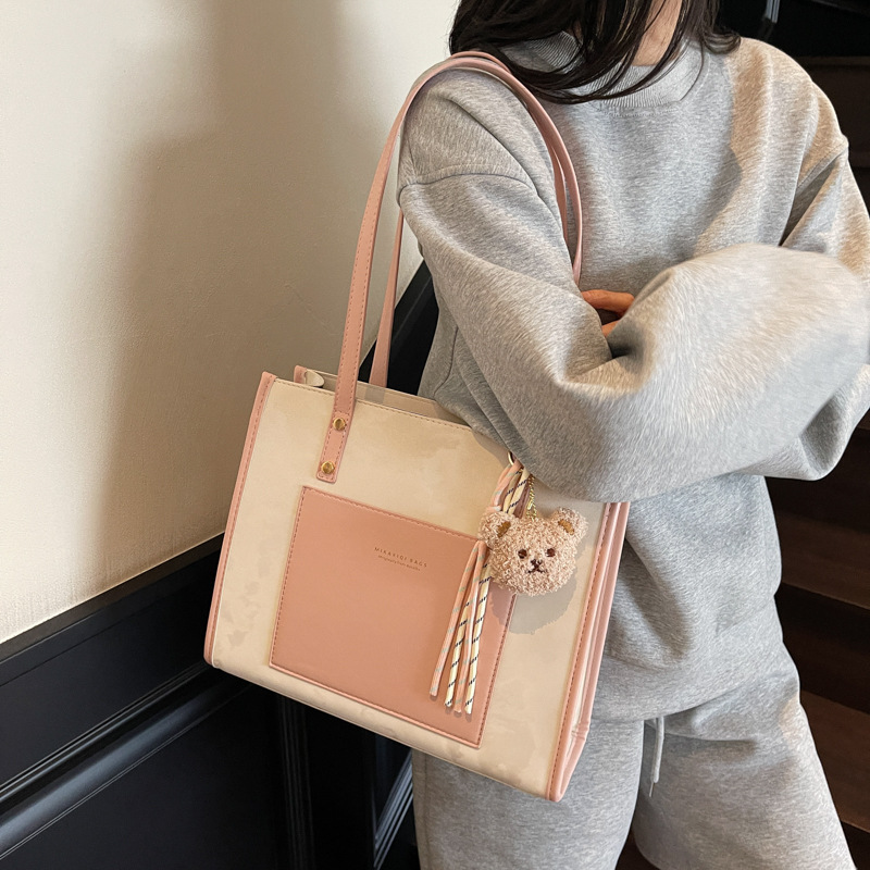 A new, stylish and trendy large-capacity tote bag for women in 2025, featuring a simple and color-blocking single-shoulder design for commuting details Picture