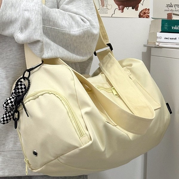 A new large-capacity fashionable sports single-shoulder bag for women, a casual travel crossbody bag, a trendy bag for students to attend classes, commute and work out details Picture