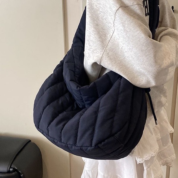 Large-capacity 2024 new autumn and winter single-shoulder crossbody bag, casual cotton-padded jacket bag, versatile women's commuter underarm tote bag Specification drawing