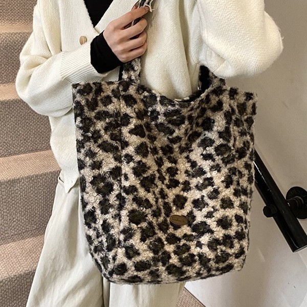 2024 Autumn/Winter retro new leopard print casual fur Korean ins style double-sided backpack large capacity single-shoulder tote bag Application Scenario