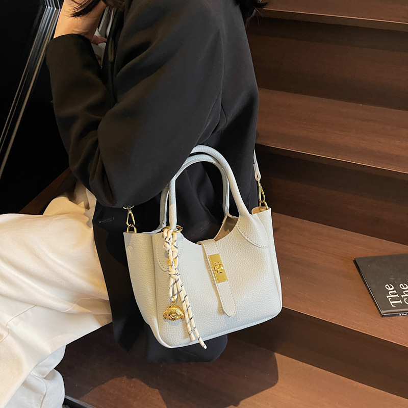 Cross-border high-end handbag for women, 2025 new trendy lychee pattern vegetable basket handbag, versatile single-shoulder crossbody bag Application Scenario