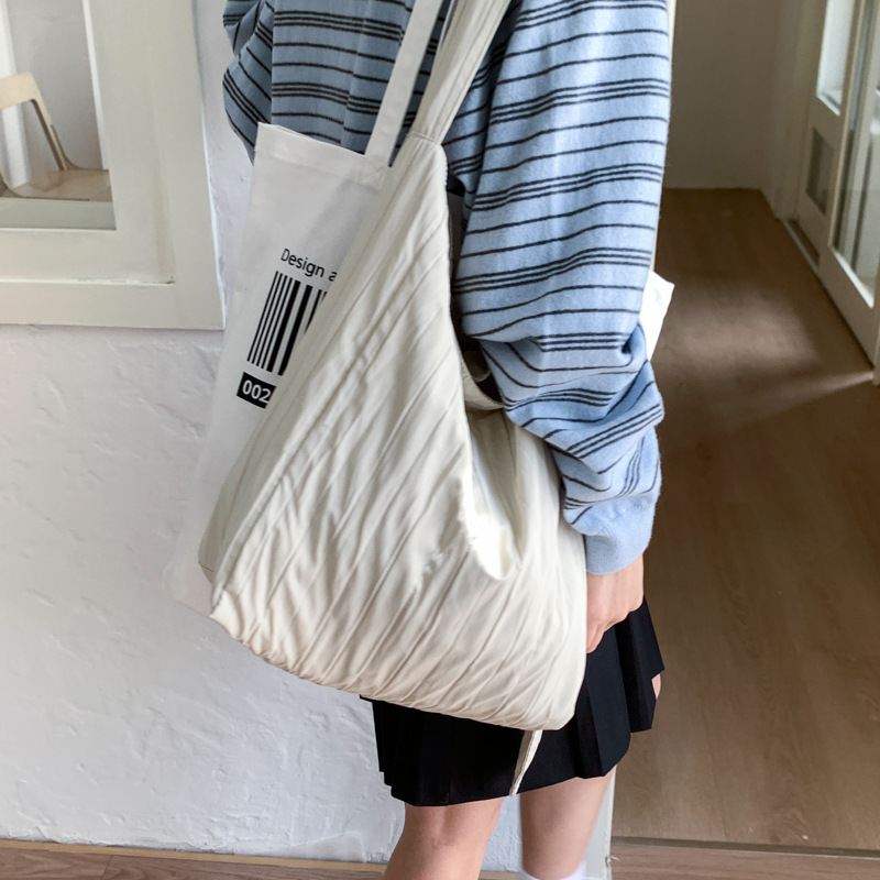 2025 New versatile pleated nylon underarm bag for women, simple and elegant commuting solid color, large capacity single-shoulder bucket bag details Picture