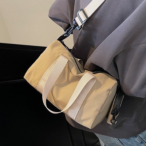 Casual and simple handbag, 2024 summer style, trendy and high-quality single-shoulder bag, large capacity, beautiful crossbody travel and fitness bag details Picture