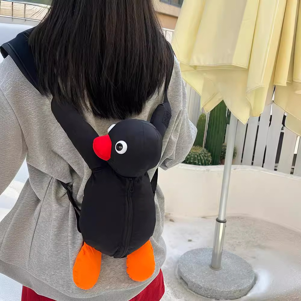 Cartoon, funny and cute, hugging penguin, fashionable and individual, plush toy bag, children's bag, single-shoulder bag details Picture