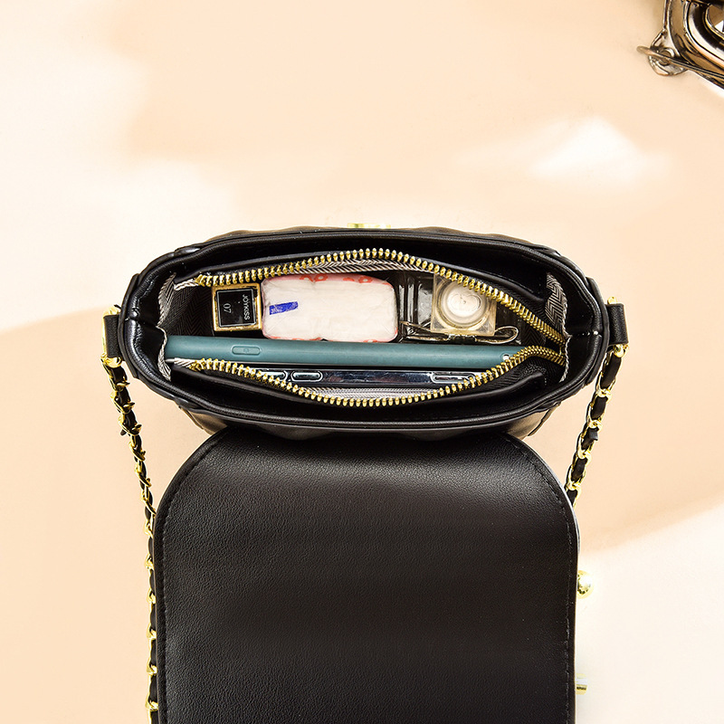 The 2022 new trendy and fashionable women's bag of "Little Bag Girl" is a high-end and stylish diamond-shaped small golden ball chain single-shoulder crossbody bag Application Scenario