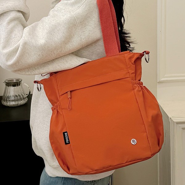 Cross-border fashion simple and versatile single-shoulder bag for women 2025 new multi-color Tote casual and fashionable commuter light bag full figure