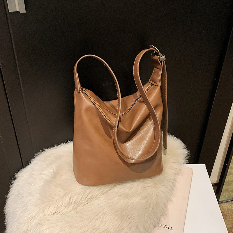 A new 2025 trendy, light luxury, retro, casual and fashionable single-shoulder crossbody bag with a large capacity for women's commuting tote details Picture