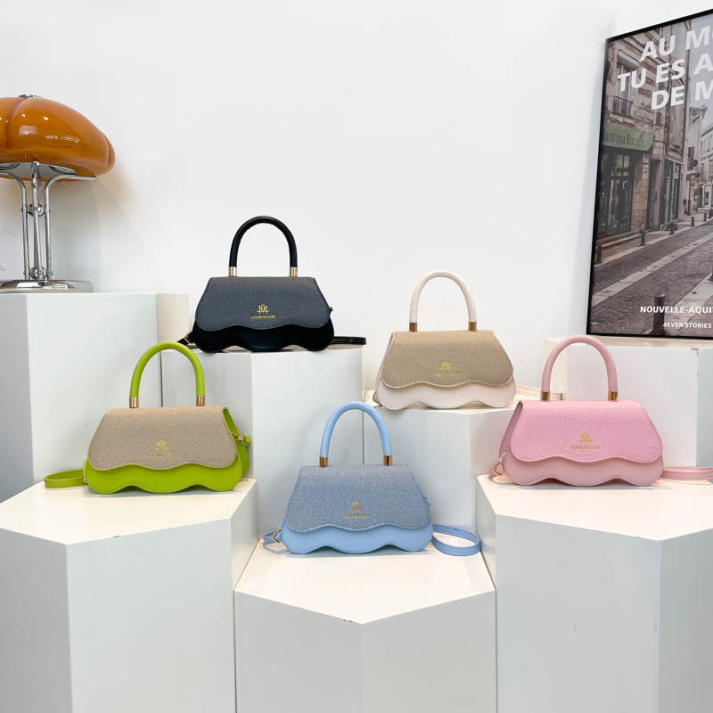 A casual, trendy and fresh crossbody bag with large capacity and color-blocking hand-held small square bag, a new summer commuting bag for 2025 Application Scenario