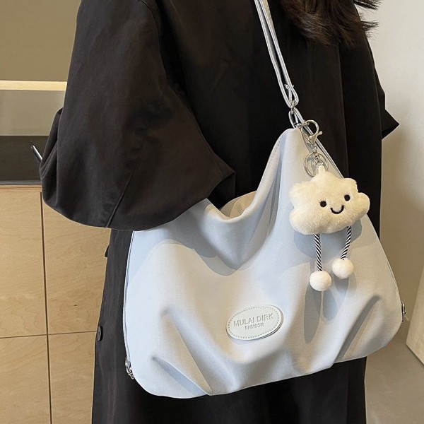 The 2025 new Korean lightweight pleated cloud bag is a simple, fresh and fashionable nylon single-shoulder bag with multiple carrying methods full figure