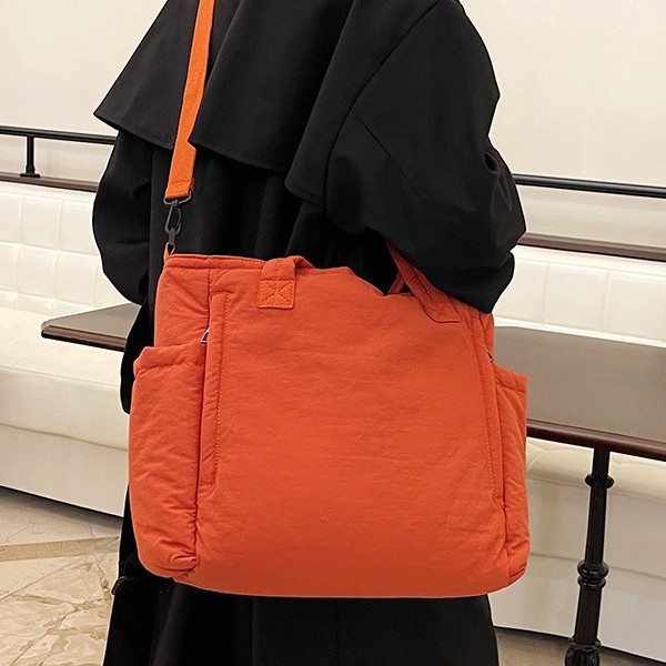 Autumn and winter commuting high-capacity tote bag 2024 New style cotton-padded soft single-shoulder bag Korean-style cotton jacket crossbody handbag Application Scenario