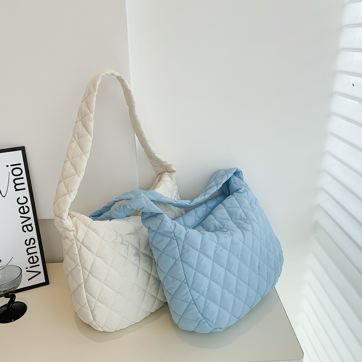 2024 Autumn/Winter new hand-held shoulder women's bag, cloud pleated bag, casual and personalized, large-capacity cotton jacket bag, crossbody bag Application Scenario