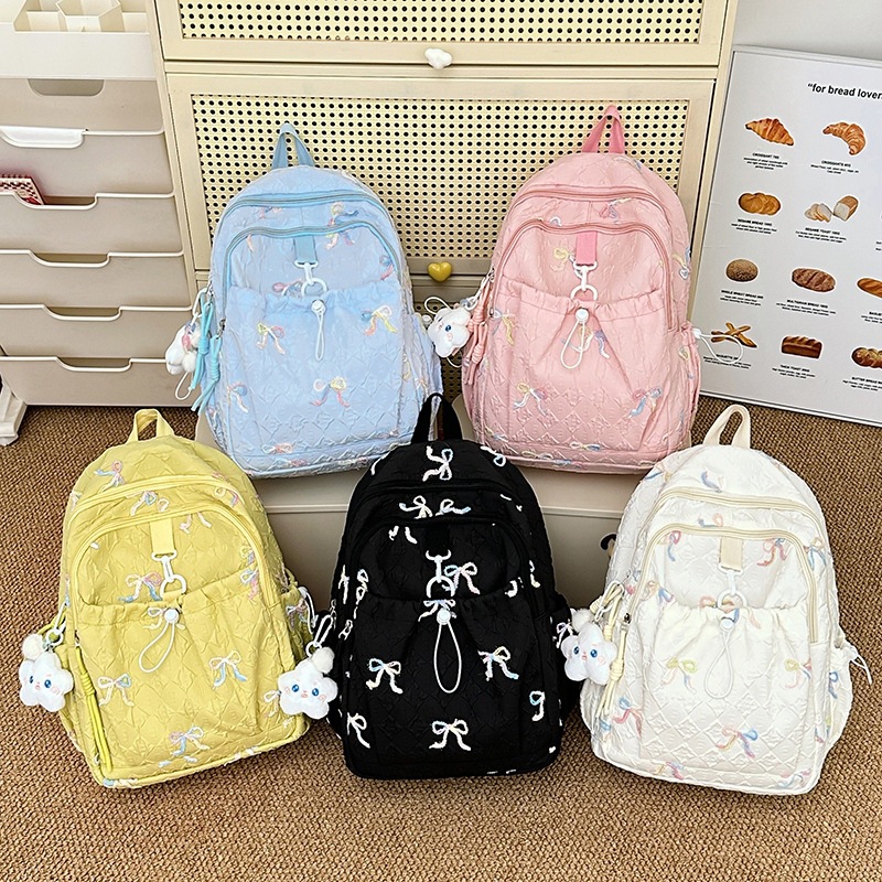 This is a new backpack for junior high school, senior high school and college students. It's super light, good-looking, and has a large capacity full figure
