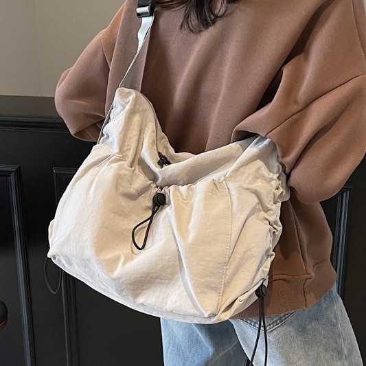 Japanese-style simple crossbody bag, women's fashion, large-capacity dumpling bag, solid color versatile single-shoulder bag, college students' class bag trend details Picture