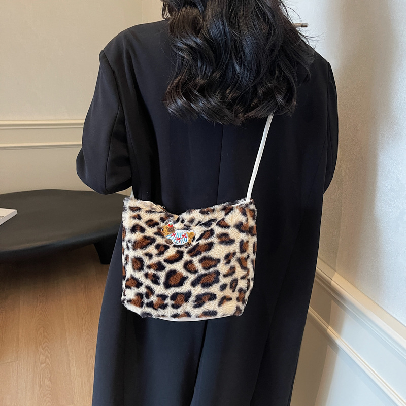 This year, the trendy leopard print plush bucket bag is in vogue. It's a versatile, simple and casual bag with a single shoulder and underarm Specification drawing