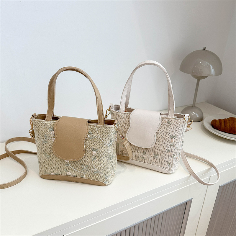 Simple and stylish straw woven single-shoulder tote bag, lace and fresh woven handbag, 2024 new summer fashion women's bag Application Scenario