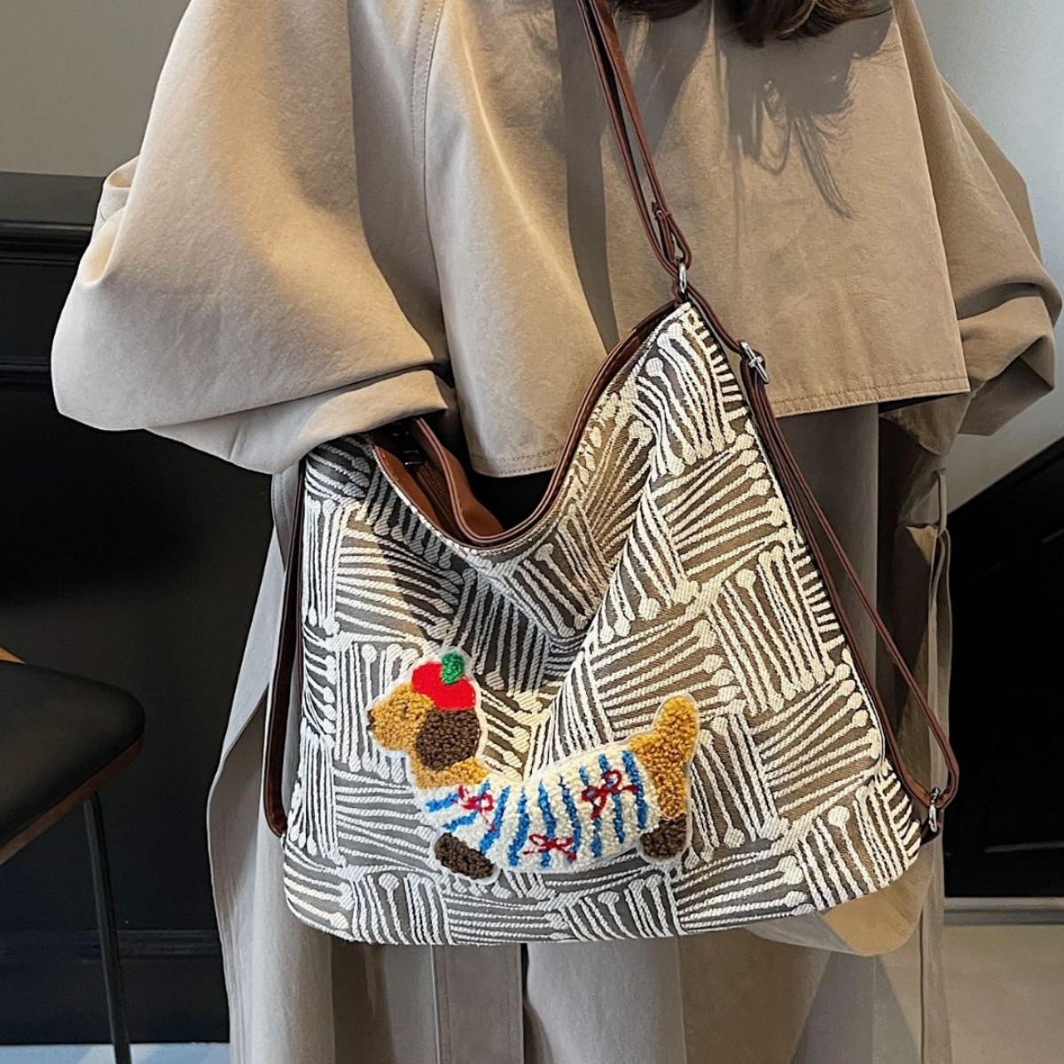 Cross-border geometric striped canvas bag, large-capacity single-shoulder underarm bag, niche design, Japanese-style versatile commuting fabric bag Application Scenario