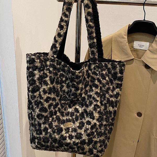 New black and white striped woolen single-shoulder women's bag for 2024 autumn and winter, versatile, large-capacity double-sided mommy bag and tote bag details Picture
