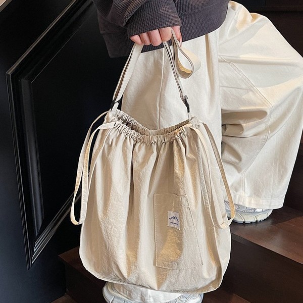 The 2025 new lightweight handbag is a small and exquisite cloth bag with a solid color and simple drawstring. It is a student portable single-shoulder bag Specification drawing
