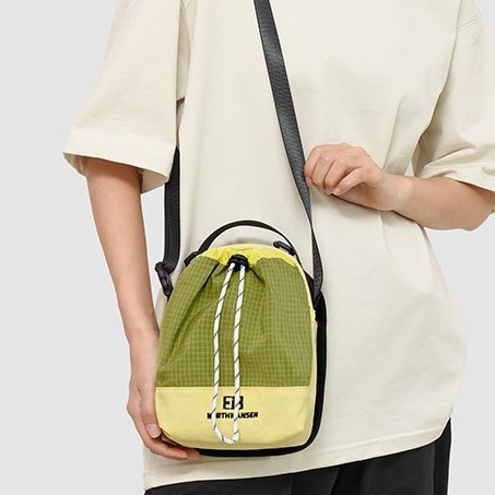 Water Bottle Bag 2025 Korean version solid color single-shoulder bag, multi-functional waterproof lightweight mini bag, casual mobile phone single-shoulder bag Application Scenario