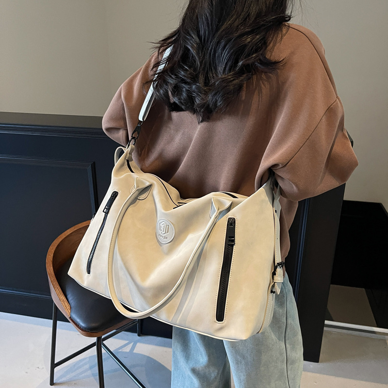 Fashionable men's and women's outdoor travel bags, lightweight, simple, large-capacity yoga bags, dry and wet separated crossbody carry-on luggage bags Application Scenario