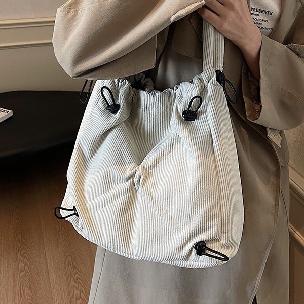 Niche large-capacity single-shoulder crossbody bag, corduroy drawstring lightweight tote bag, large-capacity casual and laid-back style bag full figure