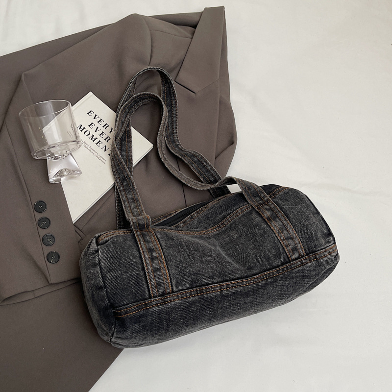 Denim bag, fashionable large-capacity, stylish handbag, 2024 new trendy ins shoulder bag, elegant and casual underarm bag Application Scenario