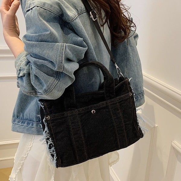 Denim bag for women 2025 New summer casual single-shoulder bag, large-capacity commuter tote bag, hand-held shopping bag Application Scenario