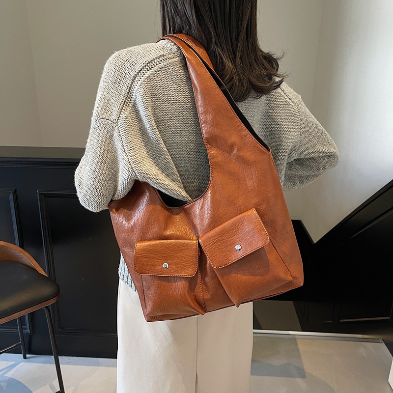 Retro large-capacity underarm bag for women, 2024 new soft leather wide shoulder strap tote bag, multi-pocket wandering style single-shoulder bag Application Scenario