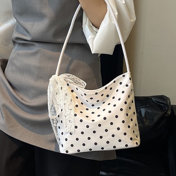 A niche design polka dot canvas bag for women, a new summer single-shoulder bag in 2025, is a super popular casual bucket bag Application Scenario