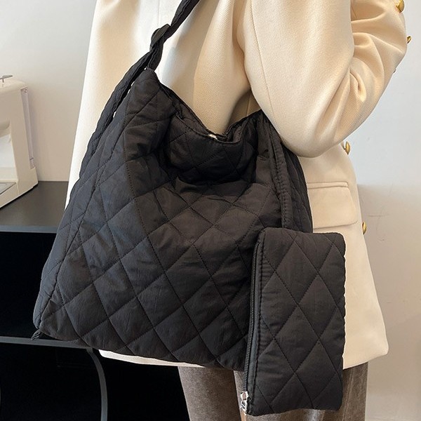 Autumn and winter new collection: Casual and versatile, large-capacity diamond-shaped soft surface crossbody single-shoulder bag, women's nylon fabric bag, cloud mother-and-child bag Application Scenario