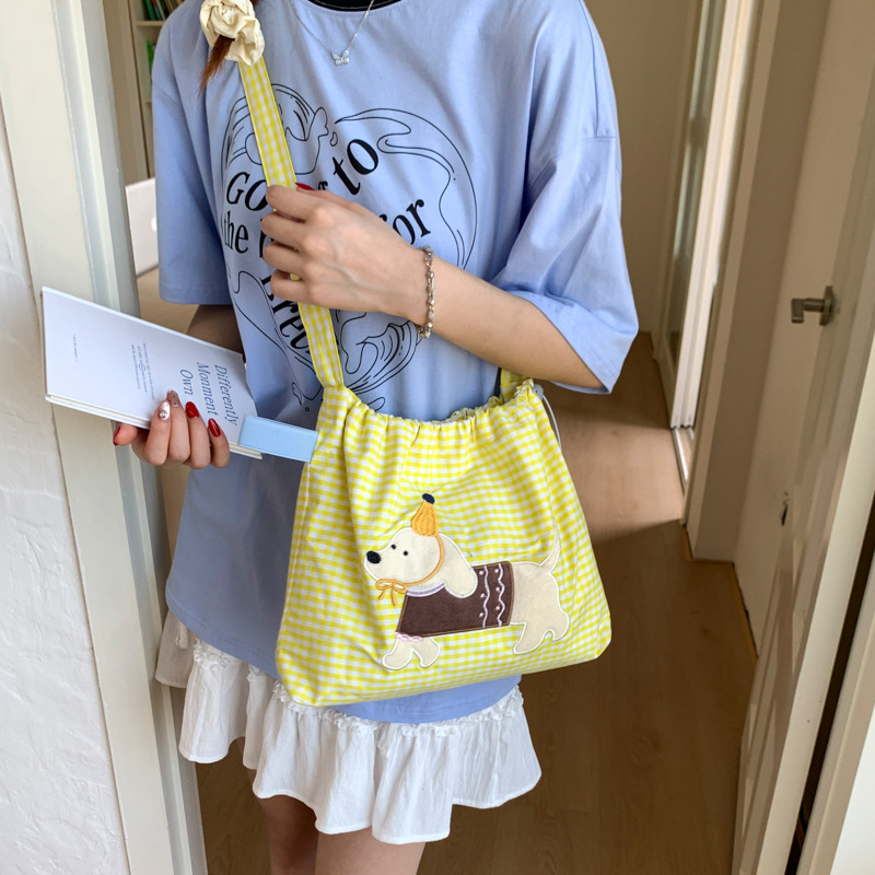 Summer fresh checkered underarm bag for women, simple and fashionable bucket bag, large-capacity single-shoulder bag, trendy and casual crossbody bag Application Scenario
