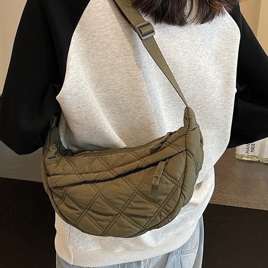 The Crescent Bag is a new autumn and winter collection of simple, retro and high-end single-shoulder bags. It is fashionable and versatile, with a large capacity for commuting crossbody Application Scenario